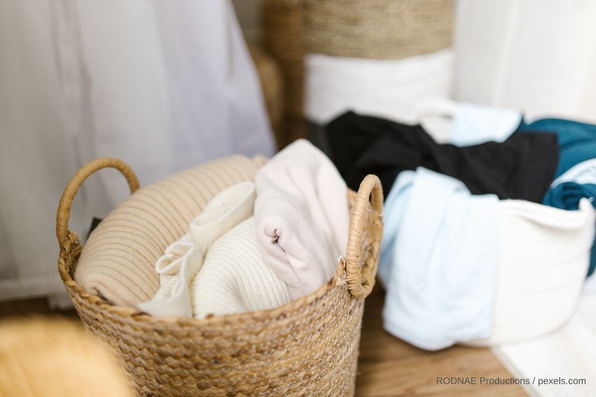 Waeschekorb im Schlafzimmer