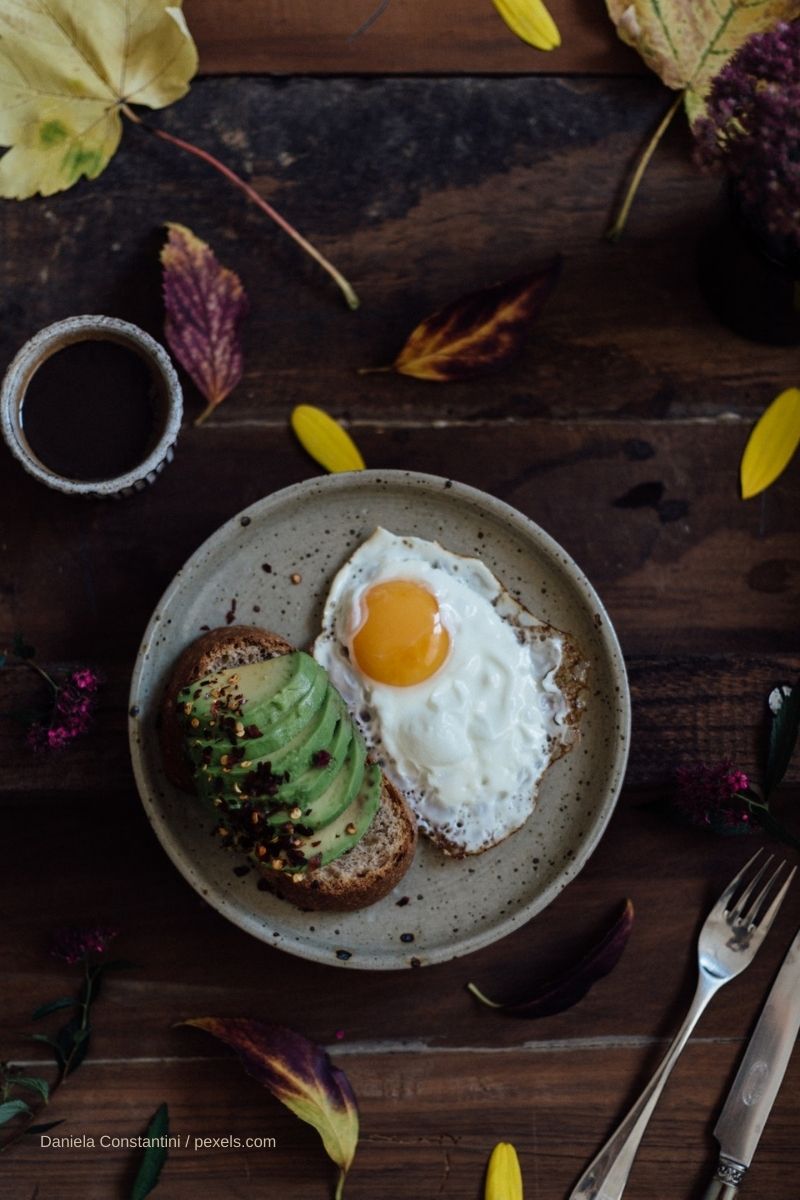 Avocadobrot mit Spiegelei