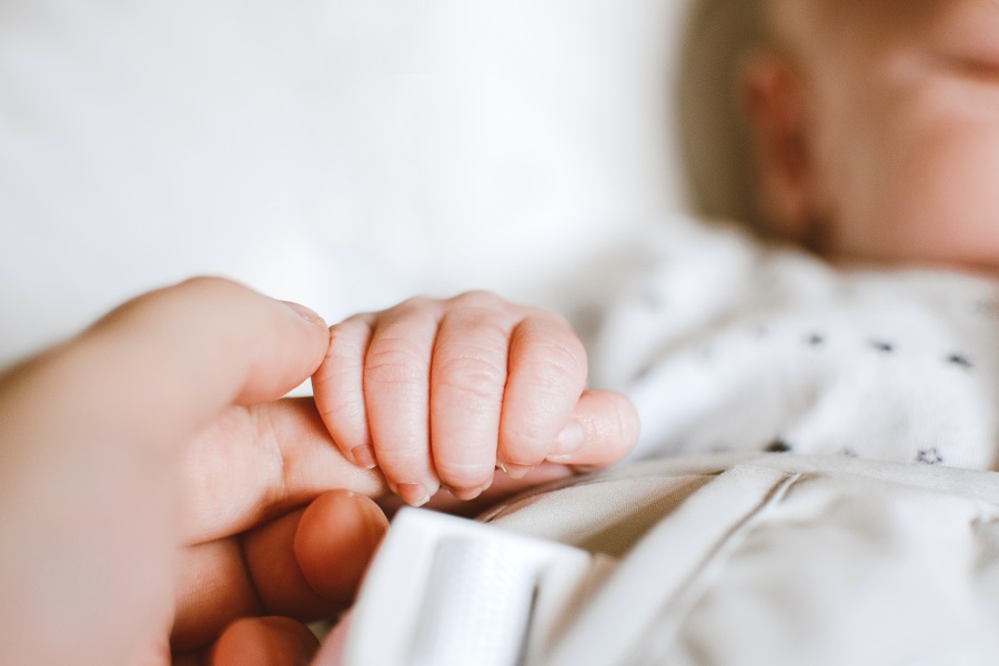 baby hält hand