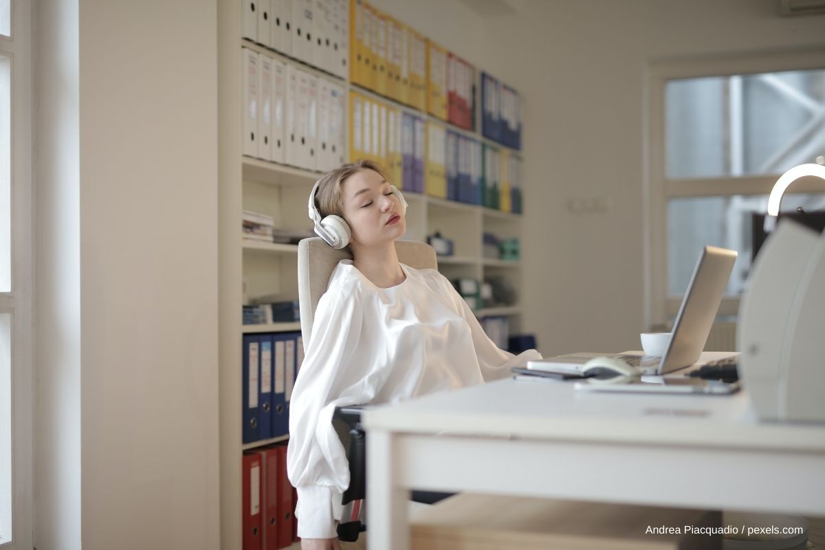 Mittagsschlaf im Büro