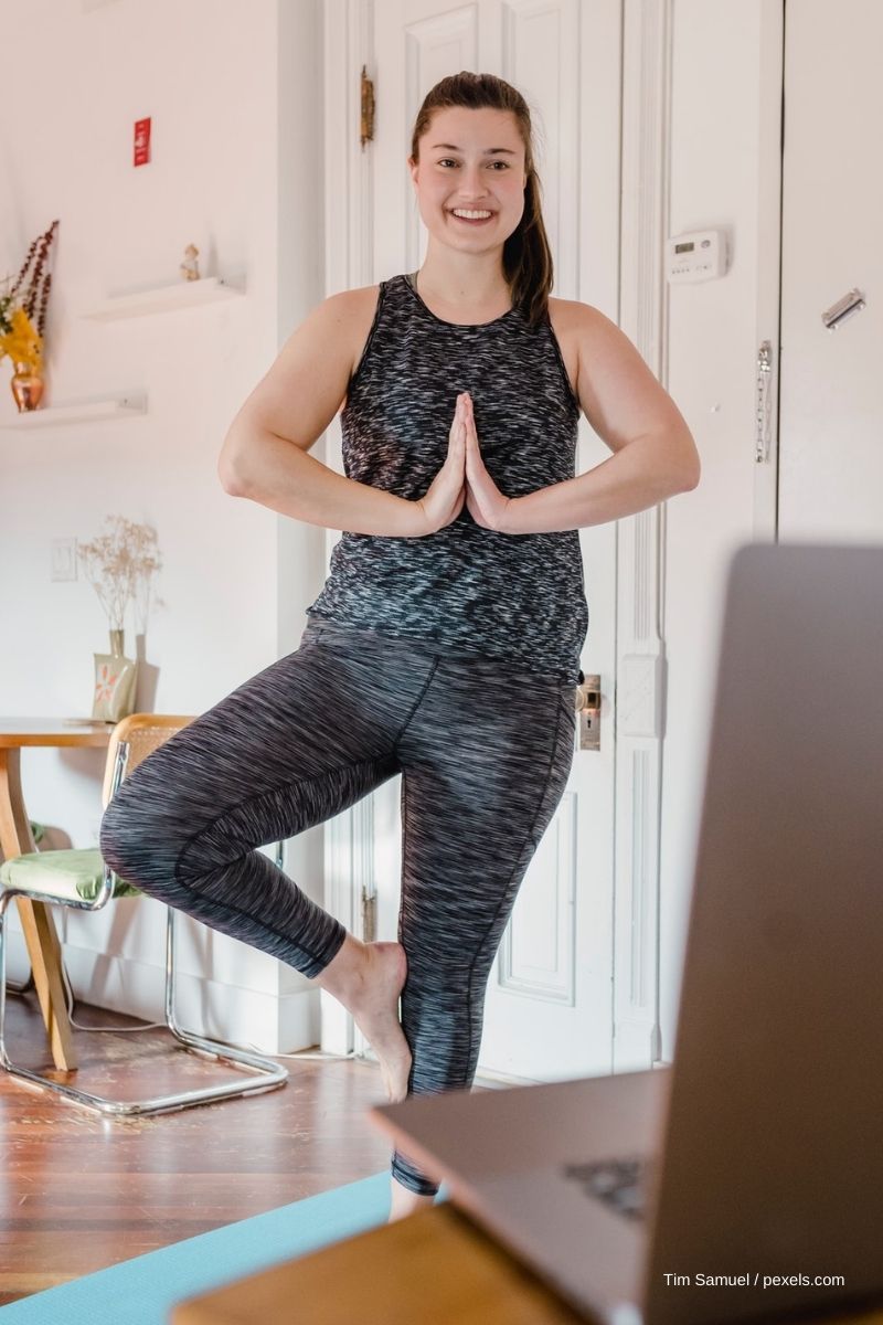 Yogaübung für Anfänger Baum