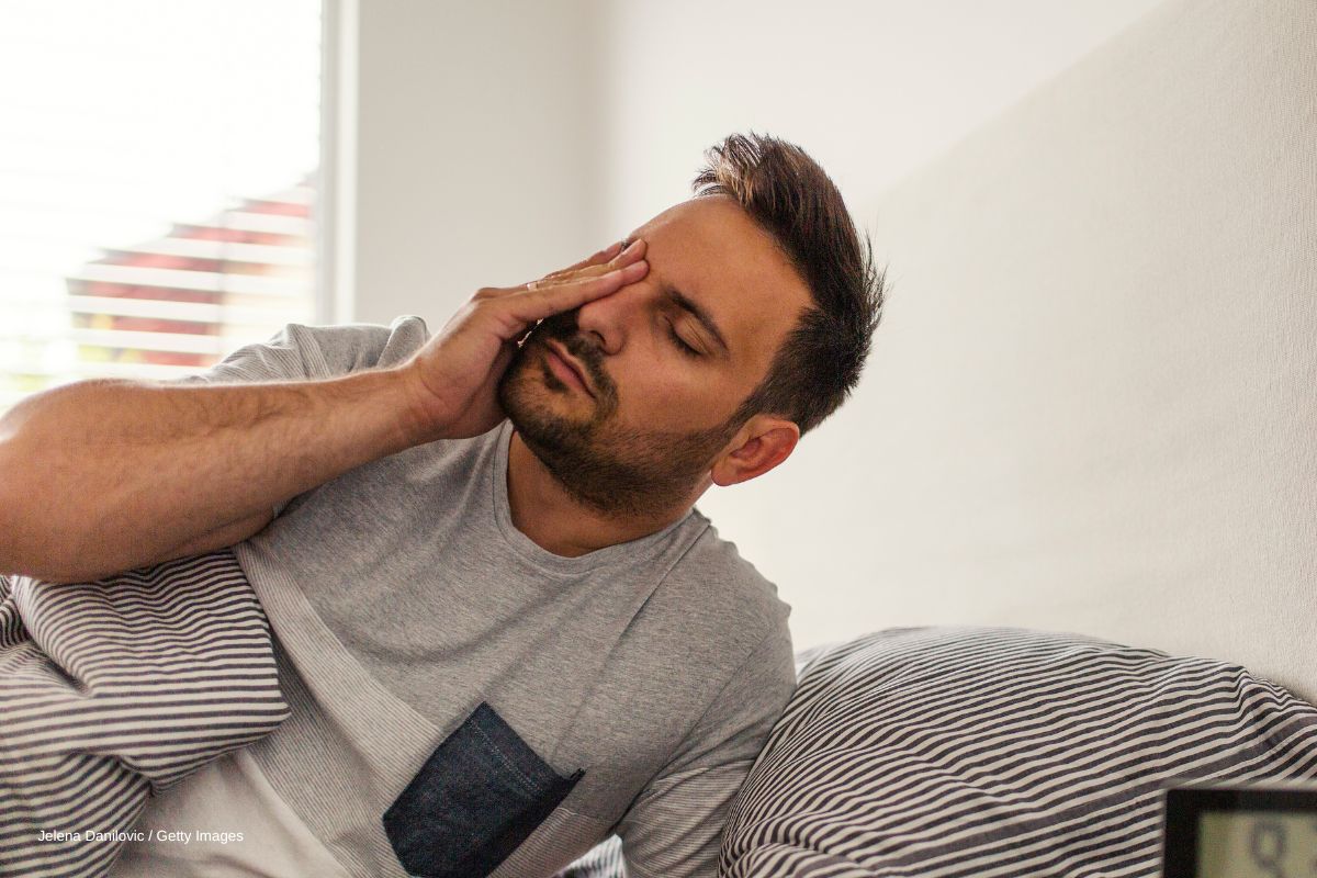 Müde im Bett liegen